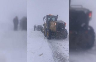 Bayburt'ta kar nedeniyle yolda mahsur kalan sürücü...