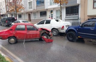 Samsun'da hafif ticari araçla çarpışan otomobilin...