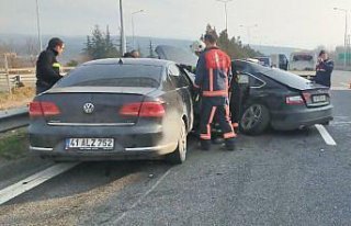 Anadolu Otoyolu'nda iki otomobil çarpıştı, 3 kişi...