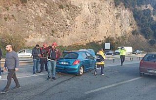 Zonguldak'ta bariyere çarpan araç yandı, 2...