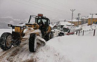 Karabük'te kara saplanan ambulansı karla mücadele...