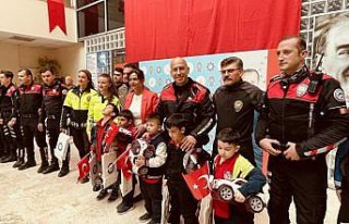 Bolu'da 100 çocuğa oyuncak polis arabası hediye...