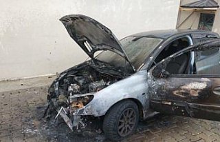 Bolu'da park halindeyken yanan otomobil hasar...