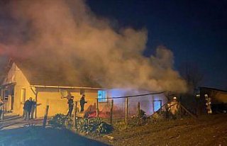 Düzce'de samanlık ve evin deposu yandı
