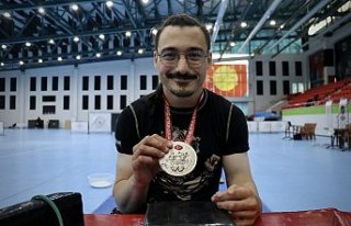 Bilek güreşi şampiyonu serebral palsili Cankat...