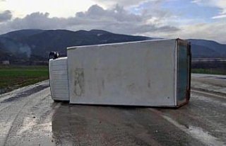 Sinop'ta kamyonun devrildiği kazada 2 kişi...