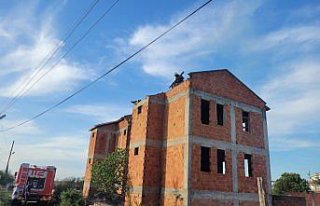 Samsun'da inşaat halindeki binanın çatısı...