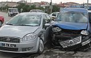 Tofaş Kavşağında Maddi Hasarlı Trafik Kazası