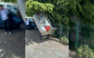 Karabük'te kaza yapan otomobilin site duvarında asılı kalması kamerada