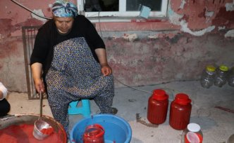 Samsun'da kış hazırlığı yapan kadınların salça ve konserve mesaisi