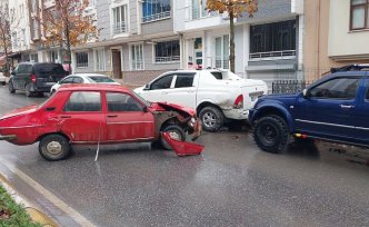 Samsun'da hafif ticari araçla çarpışan otomobilin sürücüsü yaralandı