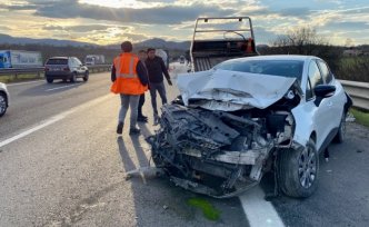 Anadolu Otoyolu'nda devrilen otomobilde biri ağır 3 kişi yaralandı