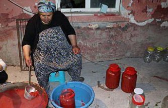 Samsun'da kış hazırlığı yapan kadınların salça ve konserve mesaisi