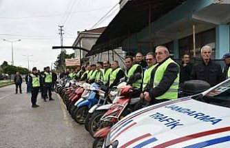 Samsun'da kırsaldaki bisiklet ve motosiklet sürücülerine reflektif yelek dağıtıldı