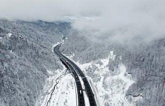 Bolu Dağı'nda kar yağışı aralıklarla sürüyor