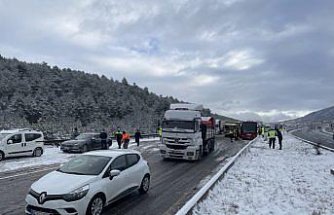 GÜNCELLEME - Anadolu Otoyolu'nun Bolu kesiminde 6 aracın karıştığı kazada 5 kişi yaralandı