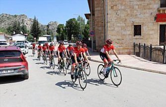 Samsun'dan Ankara'ya bayrak ve toprak taşıyan bisikletliler Amasya'yı geçti