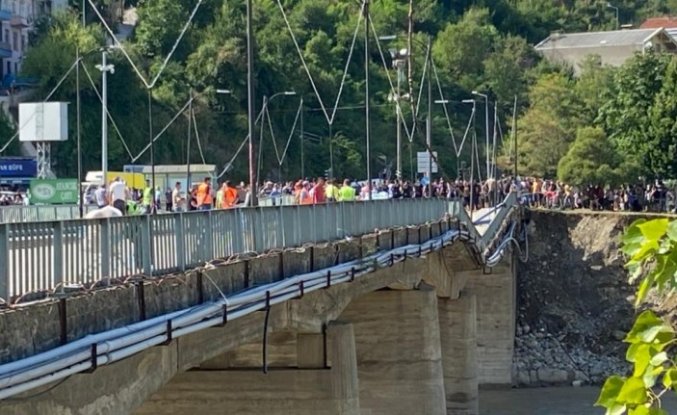 Ayancık'ta selden zarar gören köprü yaya trafiğine kapatıldı