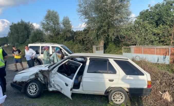 Samsun'da iki aracın çarpıştığı kazada 3 kişi yaralandı