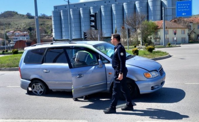 Samsun'da refüje çarpan otomobilin sürücüsü yaralandı