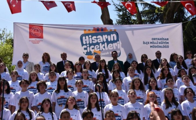 Trabzon'da 150 ilkokul öğrencisinden kurulu çocuk korosu konser verdi