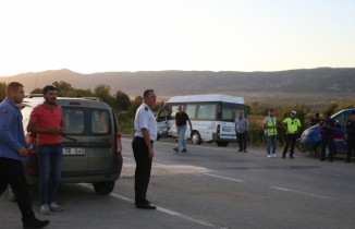 TOKAT - Servis minibüsüyle kamyonet çarpıştı, 11'i öğrenci 14 kişi yaralandı (1)