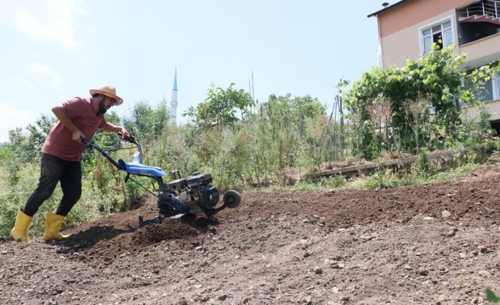 Doğal yaşam için kırsal mahalleye taşınan öğretmen organik tarım yapıyor