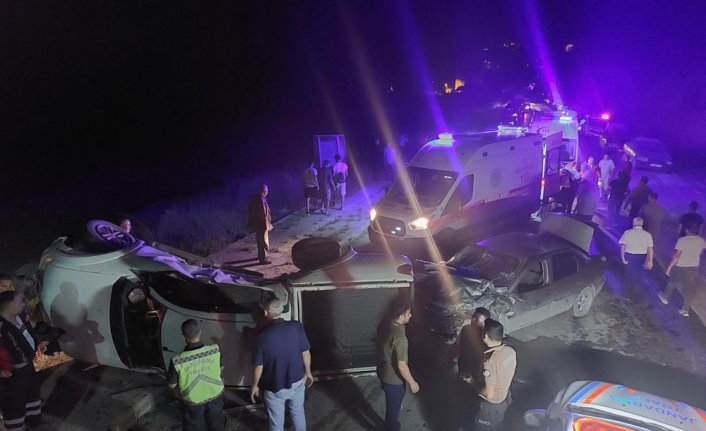 Kastamonu'da kamyonetle otomobil çarpıştı, 3 kişi yaralandı