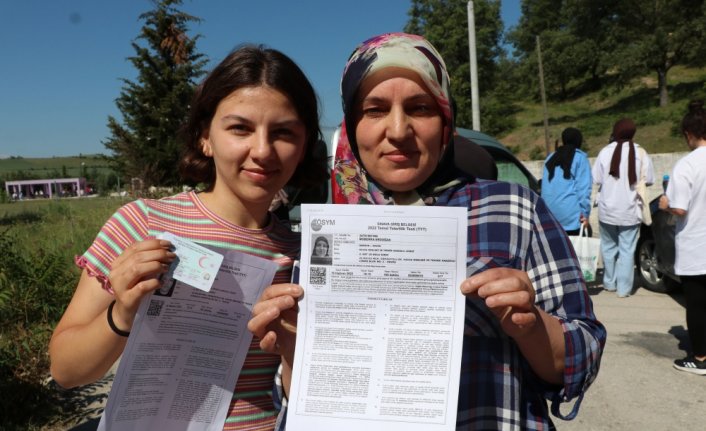 Samsun'da açık liseyi bitiren 50 yaşındaki kadın YKS'ye kızıyla girdi