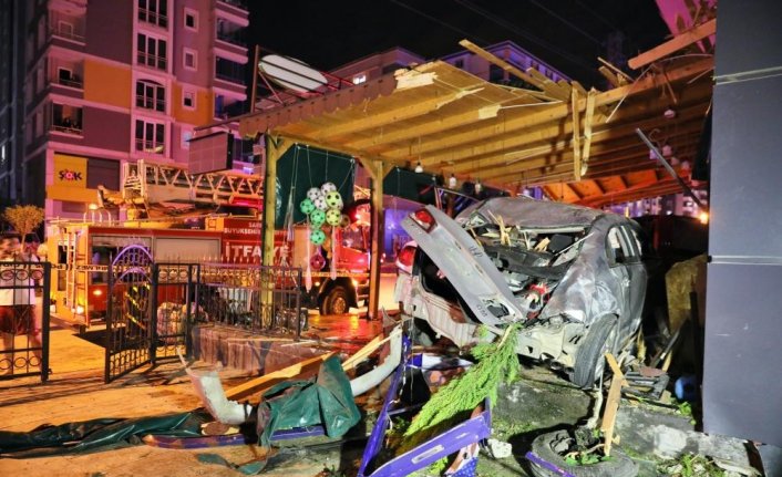 Samsun'da kontrolden çıkıp şarküteriye giren otomobilde bulunan 2 kişi öldü