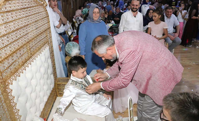 HÜSEYİN AYHAN ERKEKLİĞE İLK ADIMINI ATTI