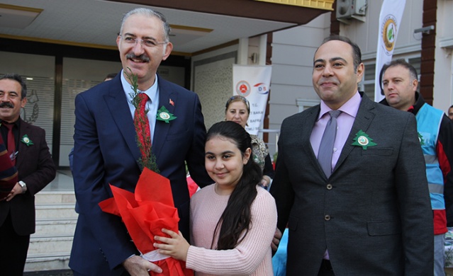 ADLİYE SARAYI ÖNÜNDE VATANDAŞLARA FİDAN DAĞITILDI