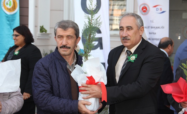 ADLİYE SARAYI ÖNÜNDE VATANDAŞLARA FİDAN DAĞITILDI