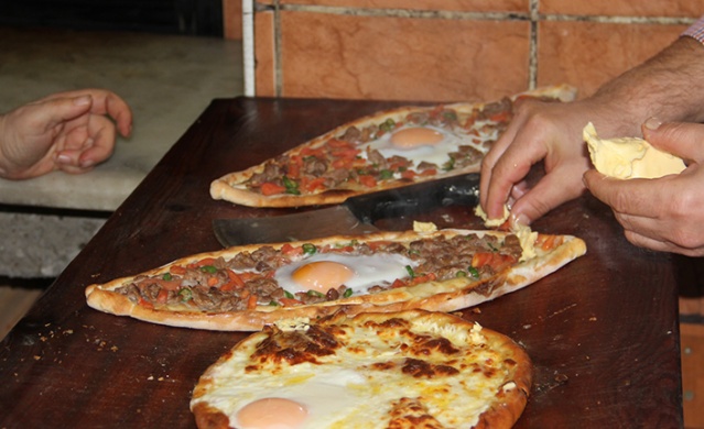 MEŞHUR BAFRA PİDESİNE KADIN ELİ DEĞDİ