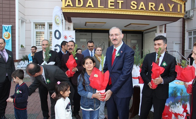 ADLİYE SARAYI ÖNÜNDE VATANDAŞLARA FİDAN DAĞITILDI