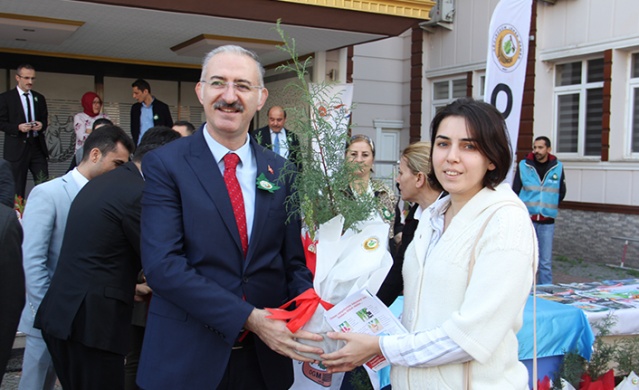 ADLİYE SARAYI ÖNÜNDE VATANDAŞLARA FİDAN DAĞITILDI