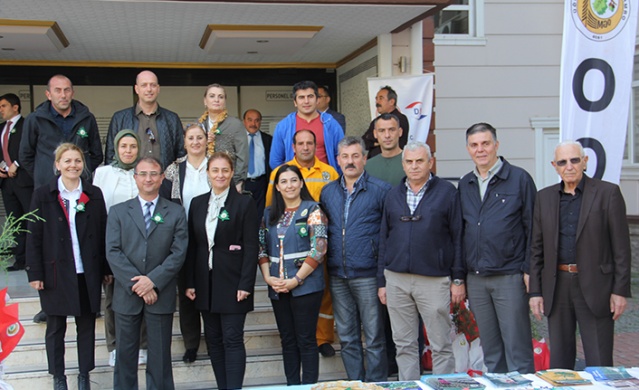 ADLİYE SARAYI ÖNÜNDE VATANDAŞLARA FİDAN DAĞITILDI