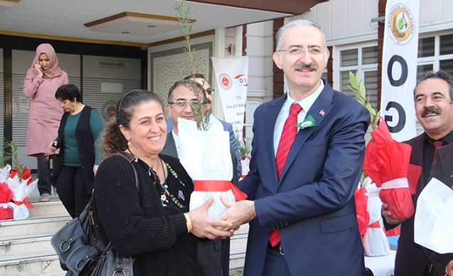 ADLİYE SARAYI ÖNÜNDE VATANDAŞLARA FİDAN DAĞITILDI