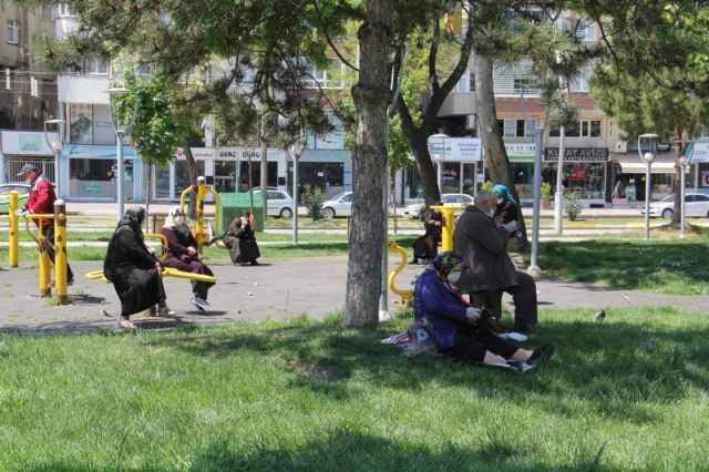 Uzun Aradan Sonra Sokağa Çıktılar