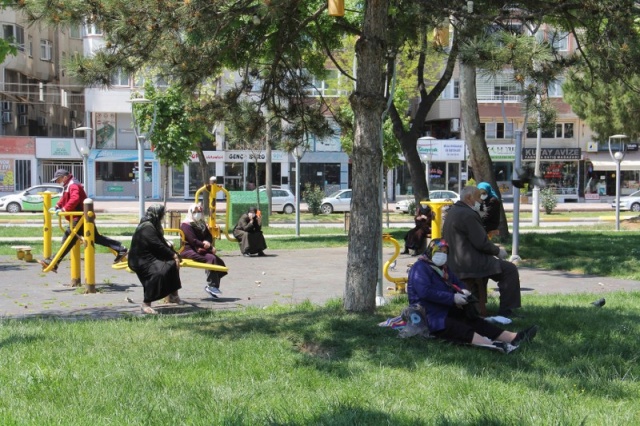 Uzun Aradan Sonra Sokağa Çıktılar