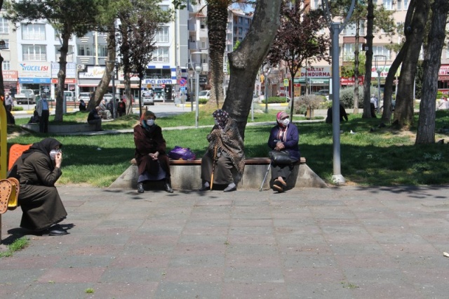 Uzun Aradan Sonra Sokağa Çıktılar