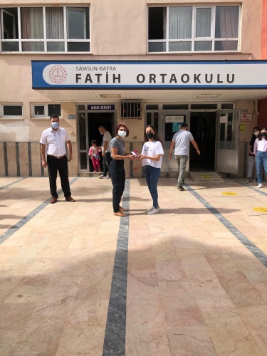 Bafra'nın güzide okullarindan Fatih Ortaokulu Fen Lisesini Kazanan öğrencilerini ödüllendirdi.