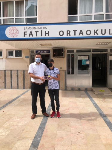 Bafra'nın güzide okullarindan Fatih Ortaokulu Fen Lisesini Kazanan öğrencilerini ödüllendirdi.