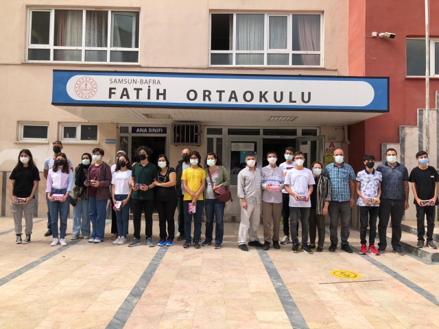 Bafra'nın güzide okullarindan Fatih Ortaokulu Fen Lisesini Kazanan öğrencilerini ödüllendirdi.