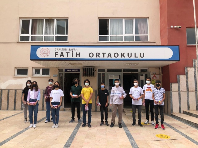 Bafra'nın güzide okullarindan Fatih Ortaokulu Fen Lisesini Kazanan öğrencilerini ödüllendirdi.