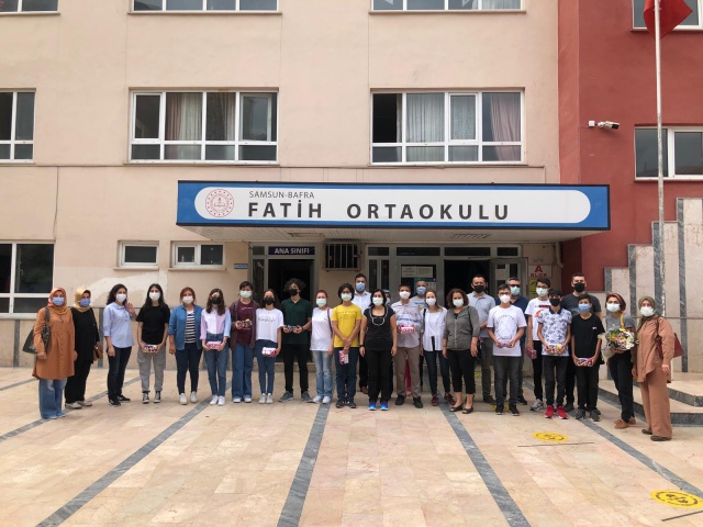 Bafra'nın güzide okullarindan Fatih Ortaokulu Fen Lisesini Kazanan öğrencilerini ödüllendirdi.
