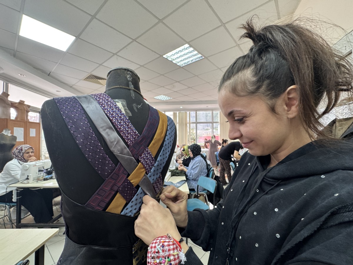 Kadınlar eşlerinin kullanmadığı kravatlarla kendilerine yeni kıyafetler tasarladı