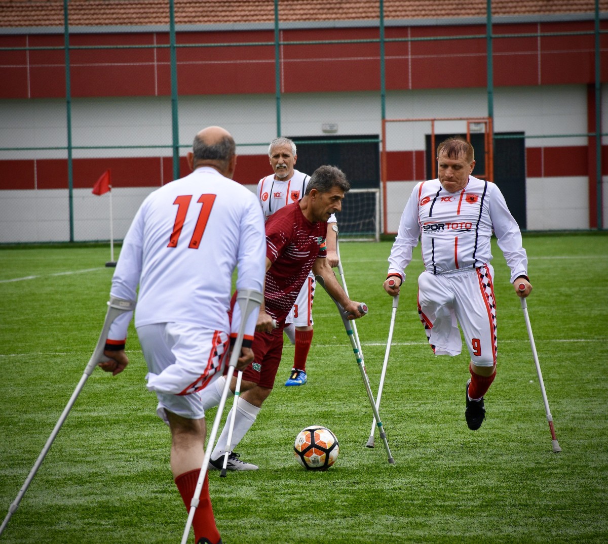 66 yaşındaki ampute futbolcu, 49 yıldır engelli bireylere örnek oluyor