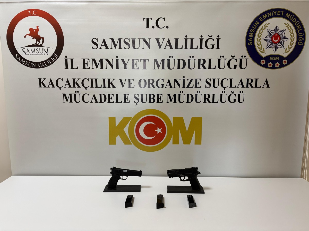 Samsun'da eşyaların arasına gizlenmiş 2 ruhsatsız tabanca bulundu