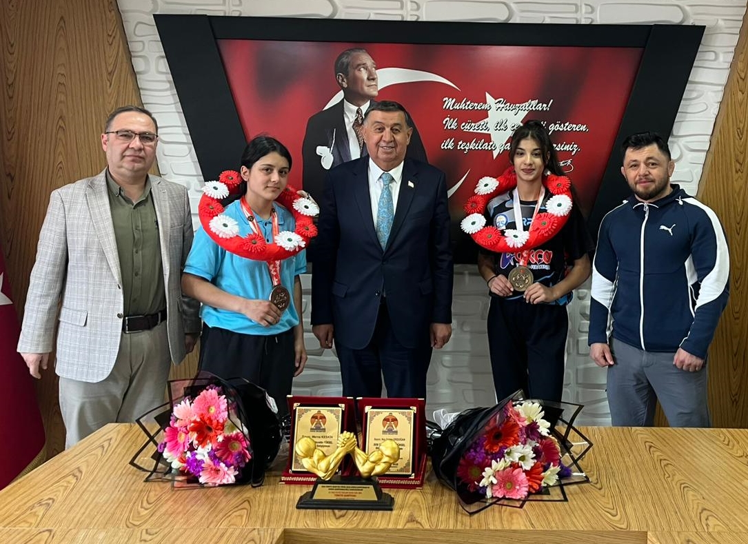 Havzalı sporcular bilek güreşi şampiyonasından madalyalarla döndü